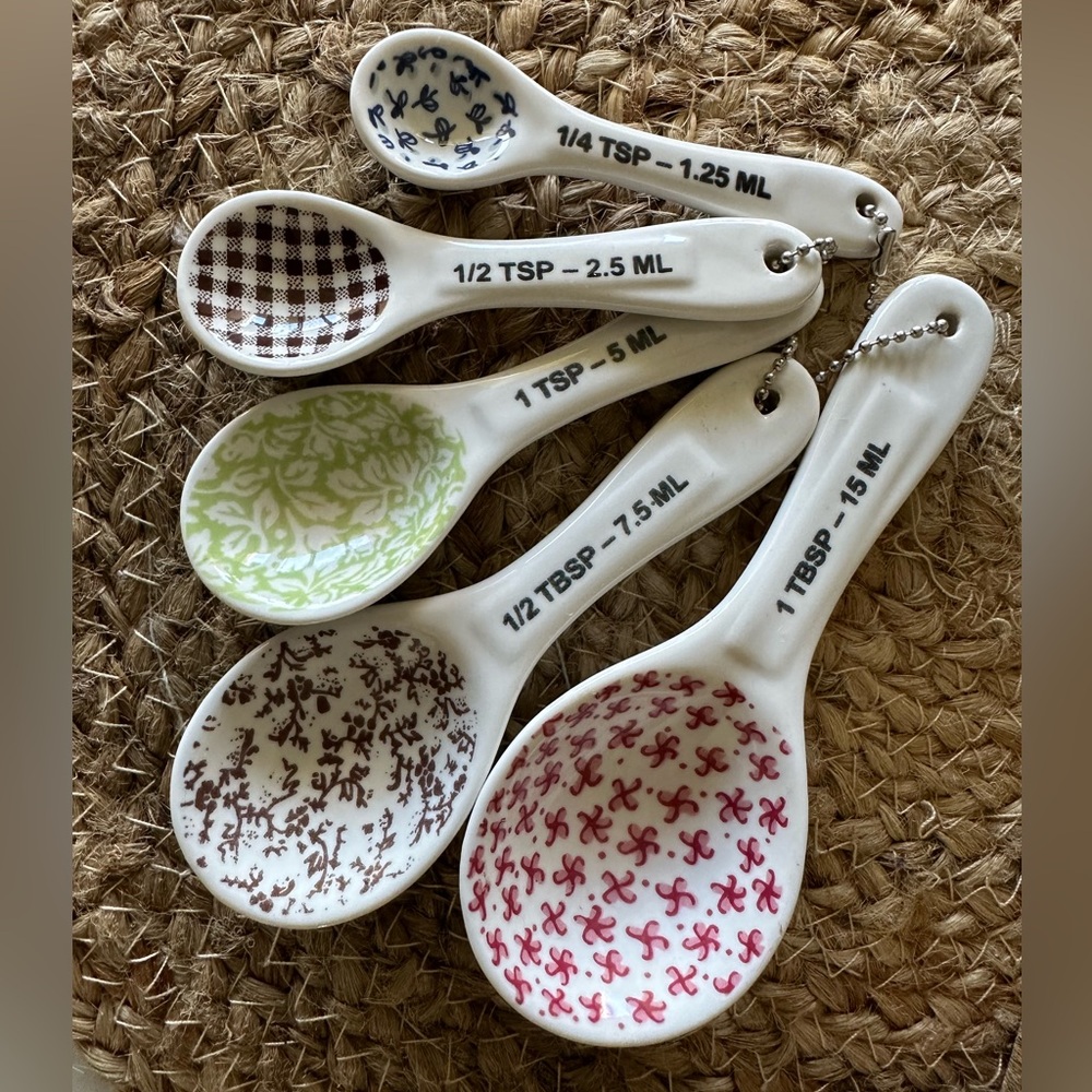 Rae Dunn boutique measuri spoons.